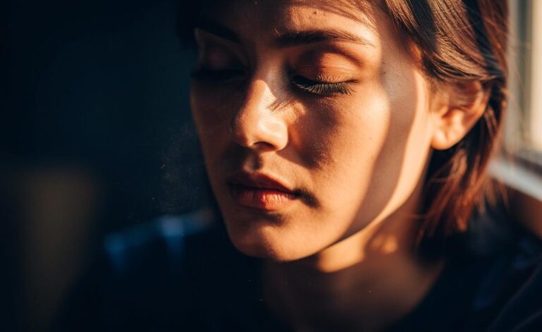 Illustration einer Person, die in einem Gespräch kurz innehält und mit den Augen blinzelt, während gedankliche Blitze der Klarheit und Selbstreflexion um ihren Kopf sichtbar werden.